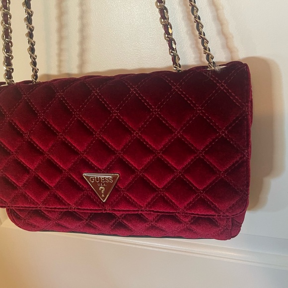 Guess red velvet bag. Brand new without tags - Picture 6 of 6